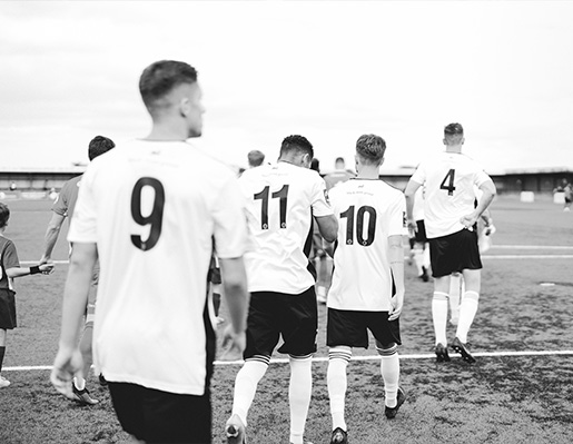 Piłkarze wychodzący na murawę